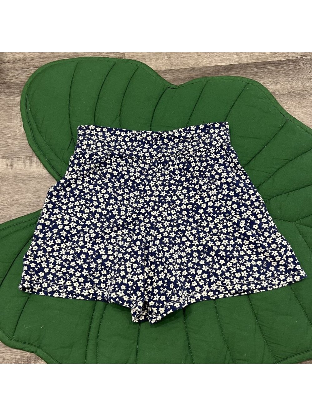 Fighting Eel Hawaii Womens XS Navy Blue Ditsy Floral Pull On Shorts